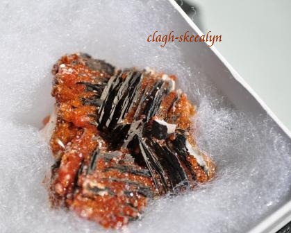 バナジナイト（バナジン鉛鉱 ） 《Vanadinite》原石限定販売中