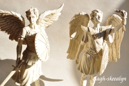 限定販売 聖天使ミカエル ウリエル 天使の羽根 マニカラン水晶の浄化セット Clagh Skeealyn 石物語